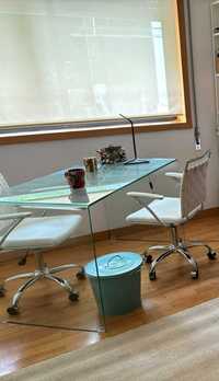 Secretária/mesa feita em vidro único e nova