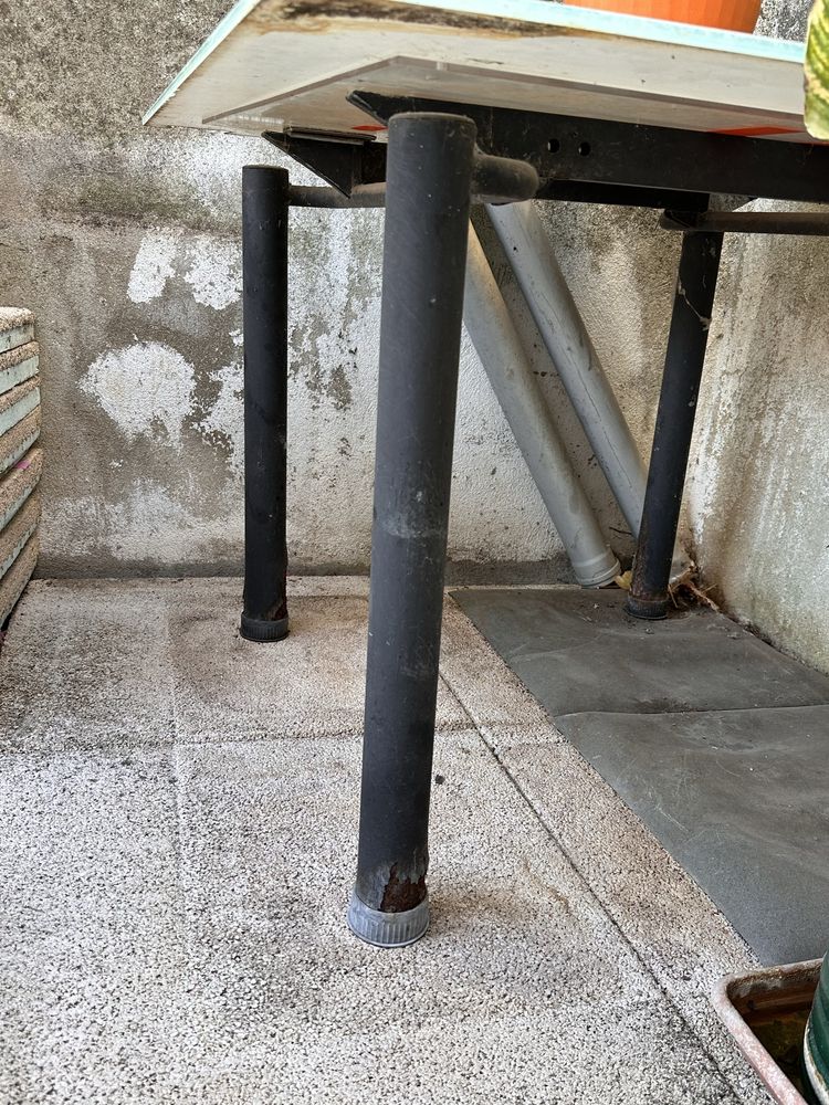 Mesa antiga sem fixacao