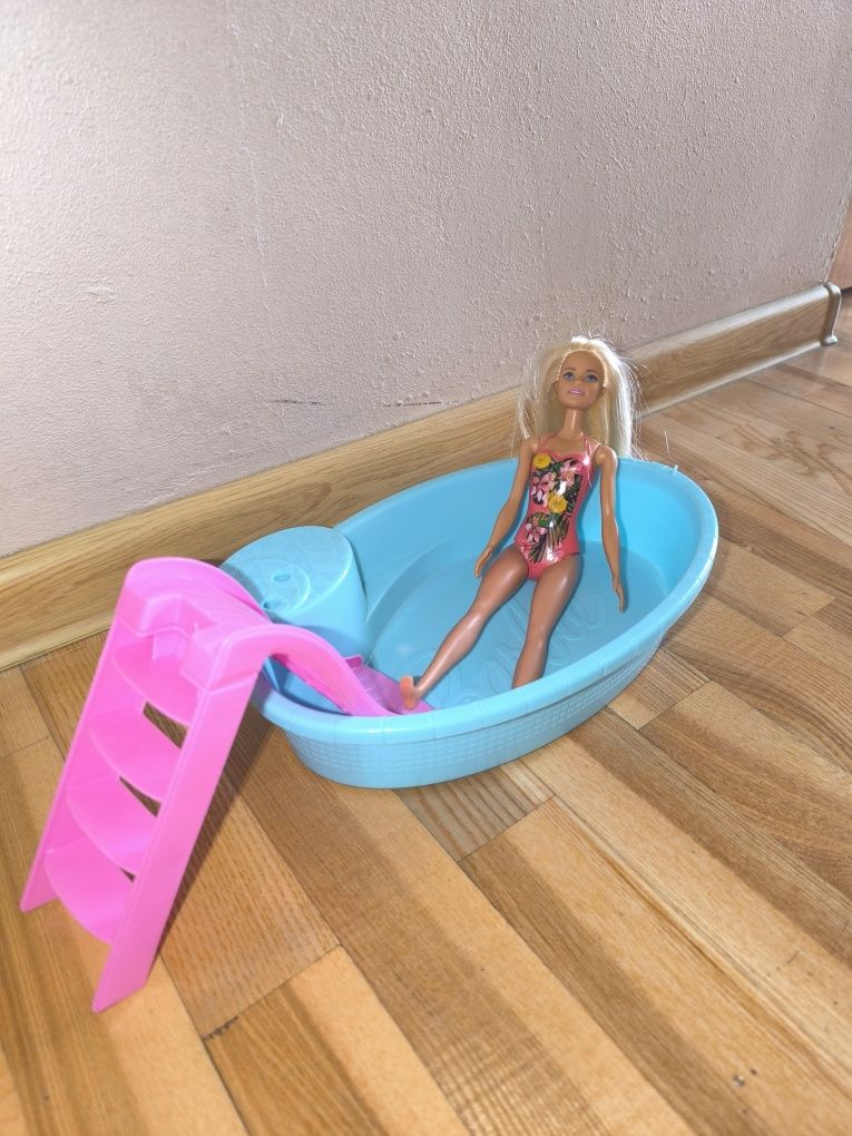 Lalka Barbie z basenem i zjeżdżalnią