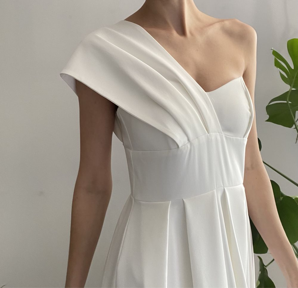 Elegancka klasyczna suknia slubna na jedno ramię prosta