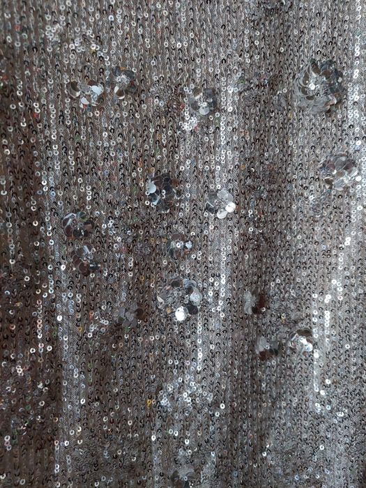 Koszula cekinowana na guziki z kołnierzykiem.