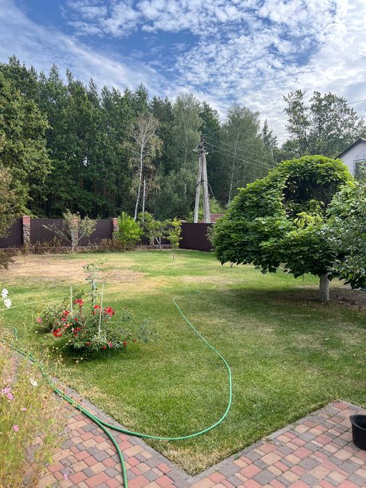 Продаж двоповерхового будинку з сауною напроти лісу.