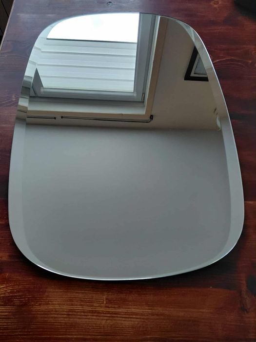 Lustro ścienne z dekoracyjnym brzegiem