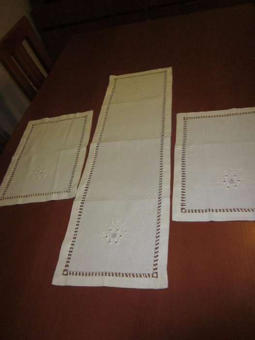 Toalha de cómoda e para 2 mesas de cabeceira