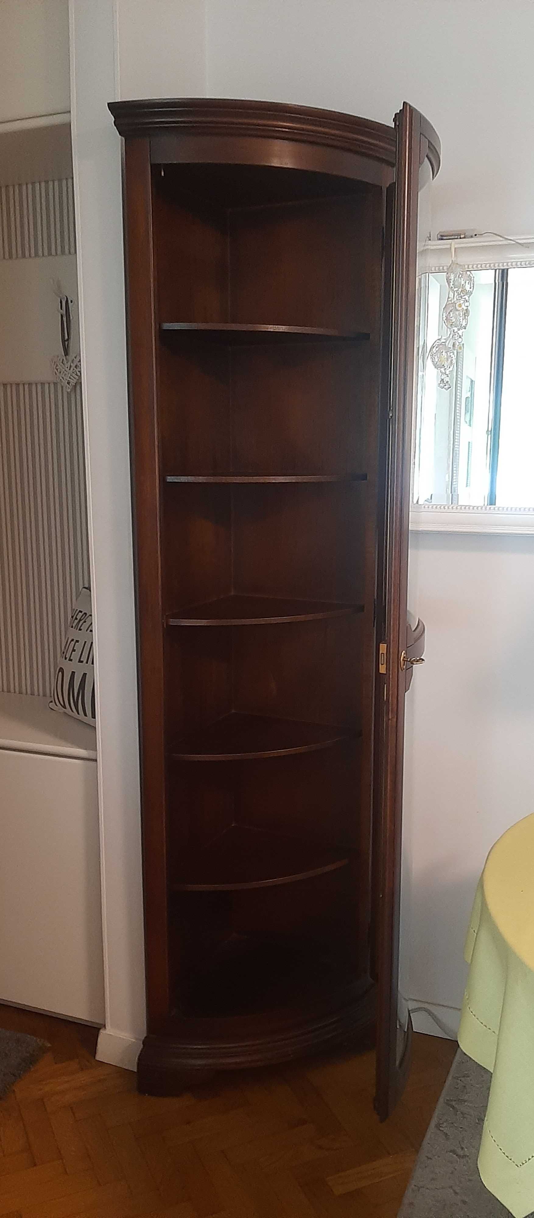 Stylowa narożna witryna z giętą szybą