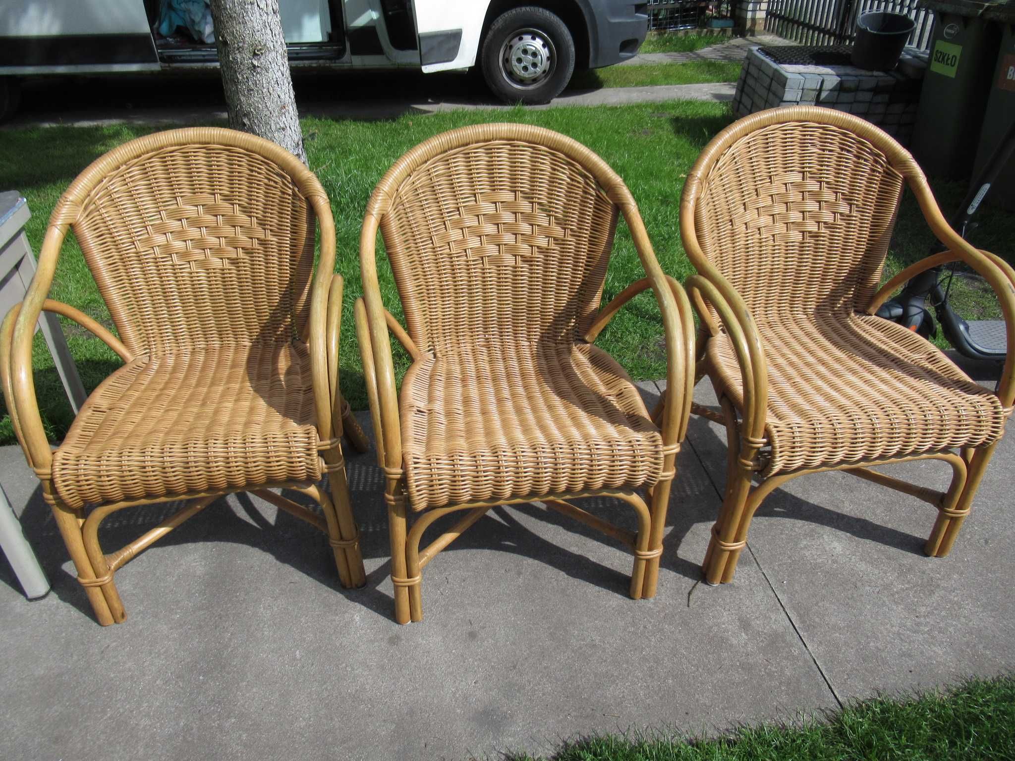 Śliczne 3 krzesła  wiklinowe