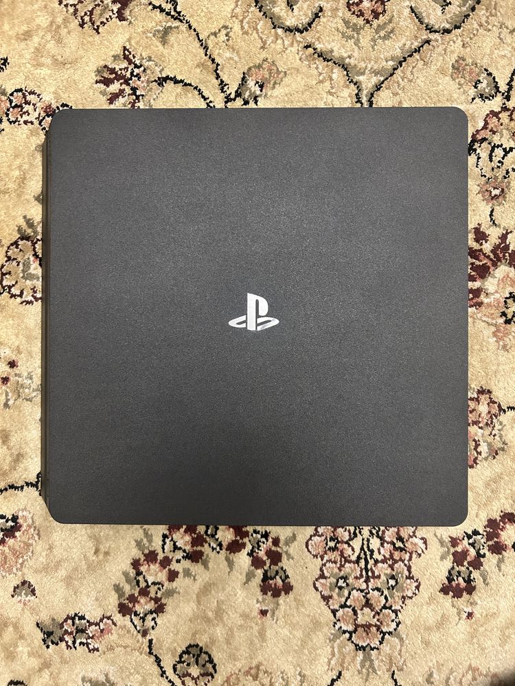 PS4 Slim 1Tb + dwa pady i ładowarka