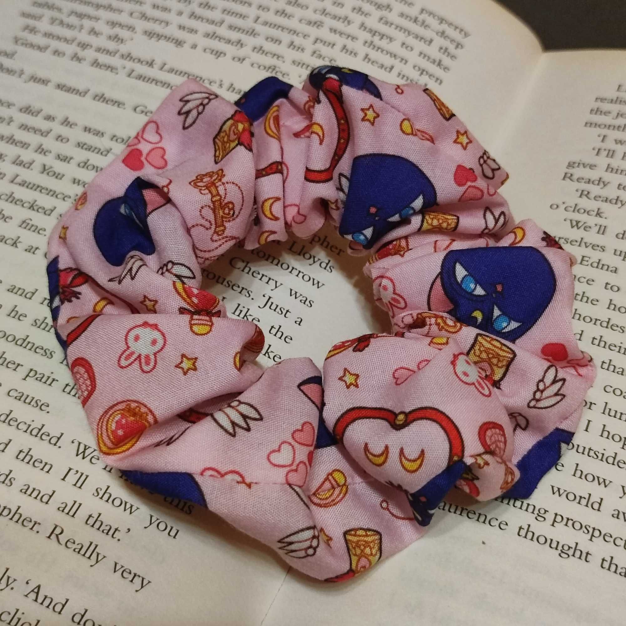 Różowa scrunchie Sailor Moon Króliczki Czarodziejka z Księżyca