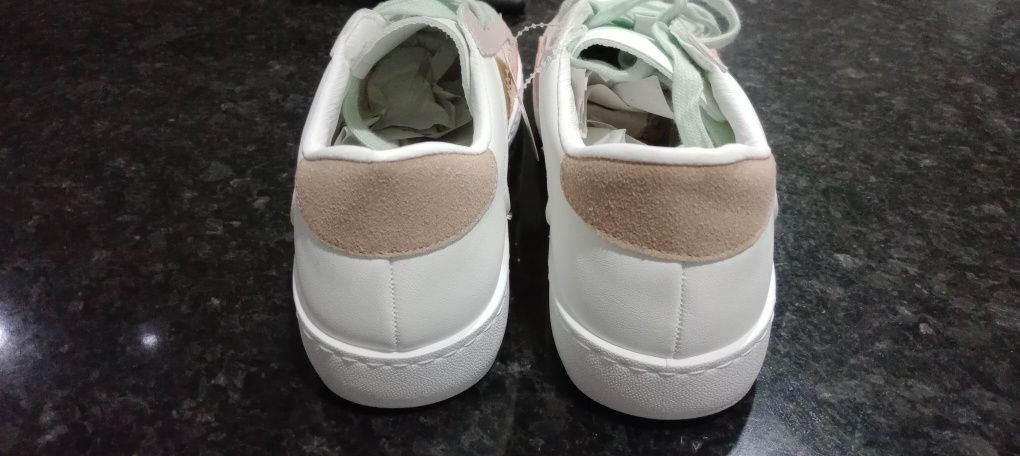 Sapatilhas em tom de rosa branco bege  e cordões em verde
