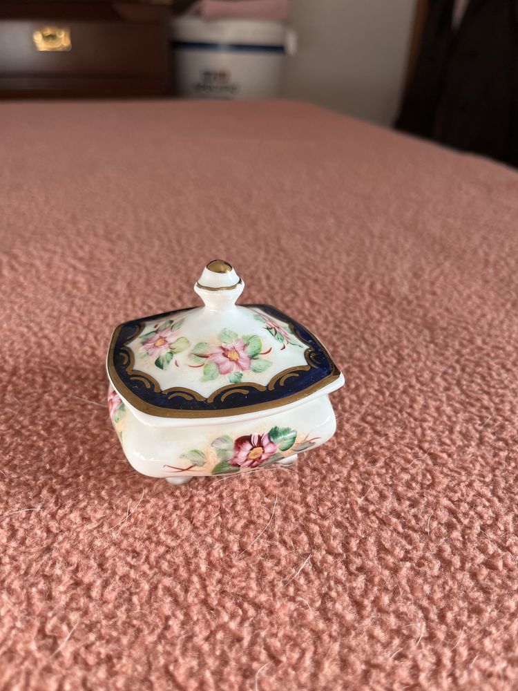 Guarda-jóias em porcelana pintado à mão