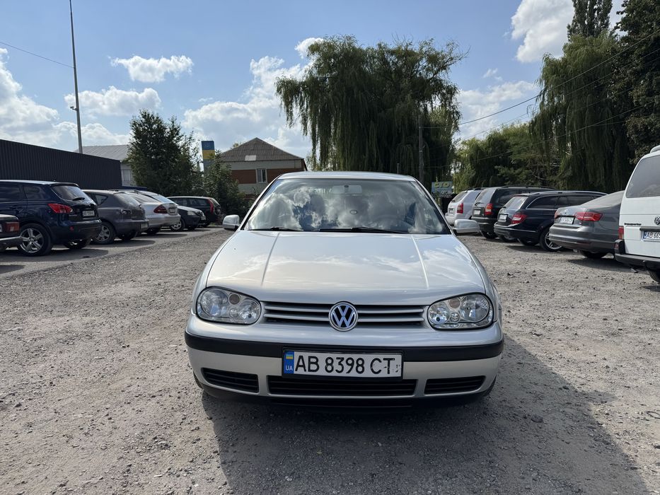 Volkswagen Golf 4 торг біля авто