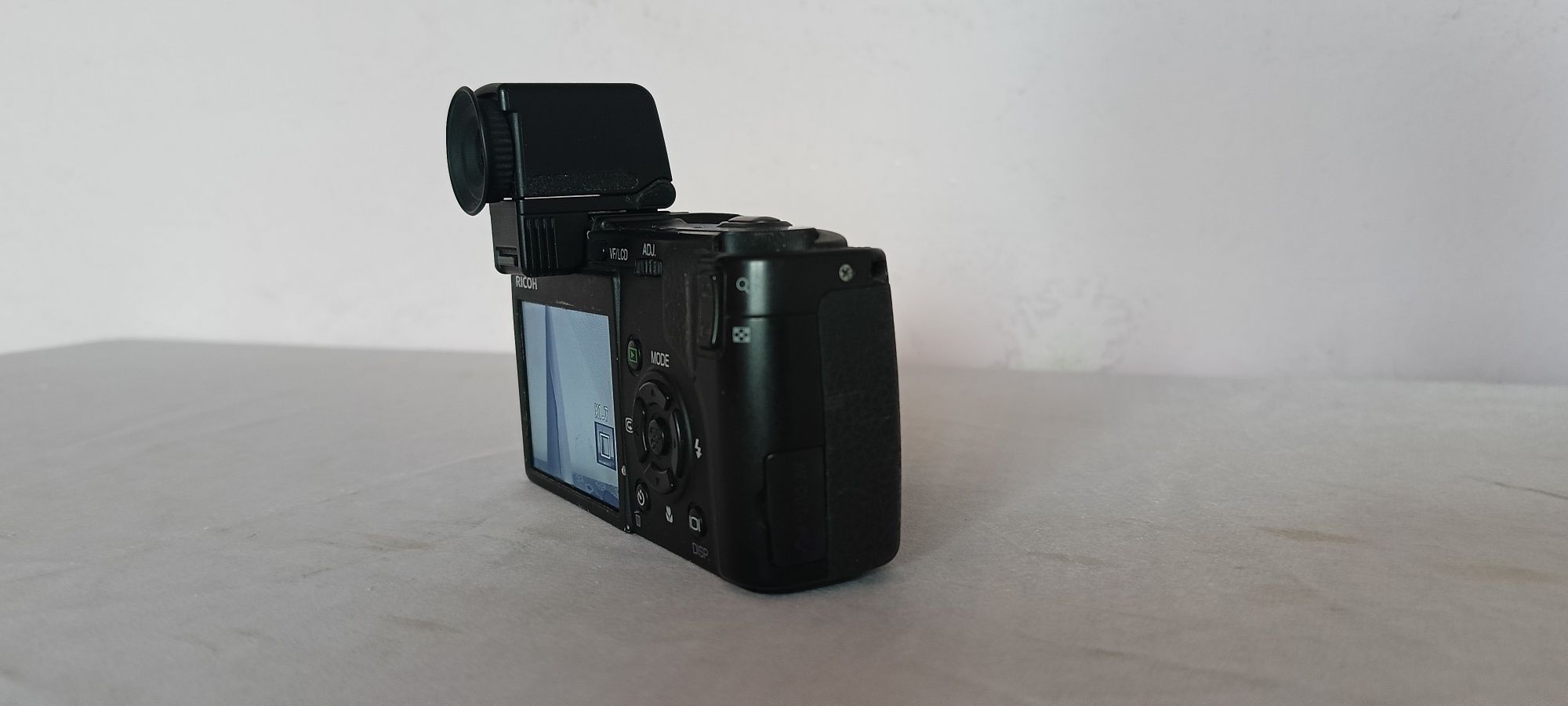 Sprzedam używany aparat fotograficzny Ricoh Caplio GX100 z matrycą CCD