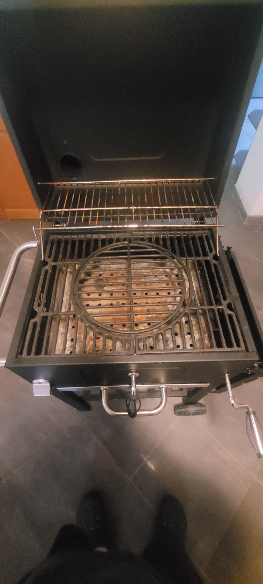 Grill węglowy z rusztem żeliwnym