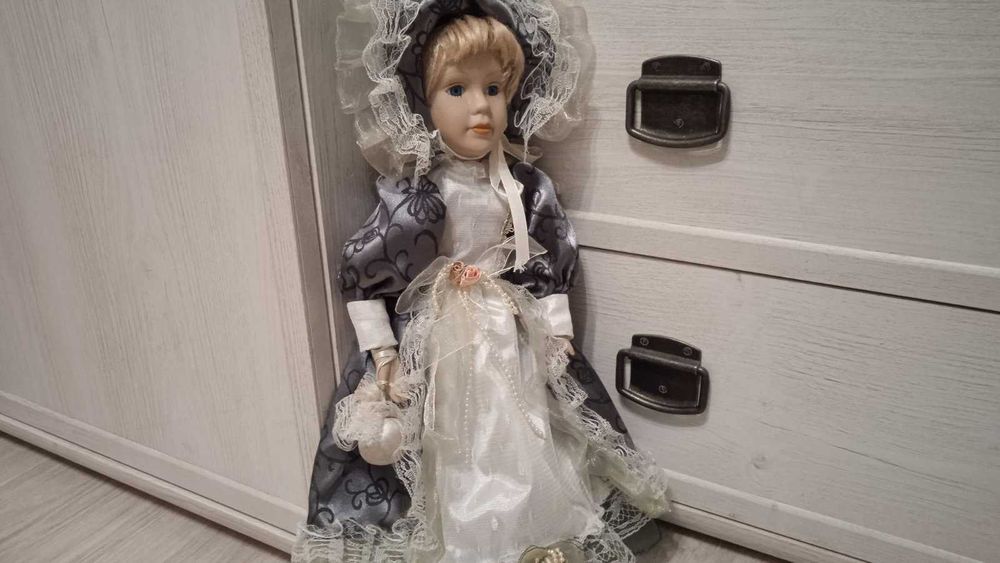 Фарфоровая кукла