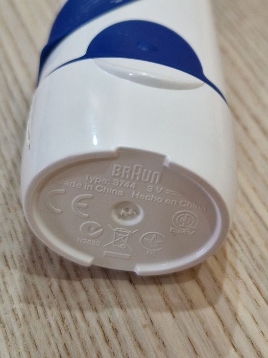 Електрична зубна щітка Oral-B Braun 3744