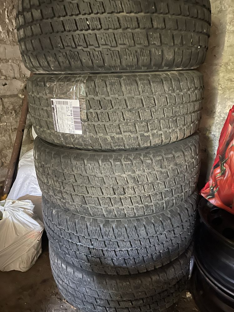 Продам зимнию резину комплект 235/60/16