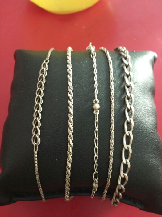 Várias pulseiras em prata
