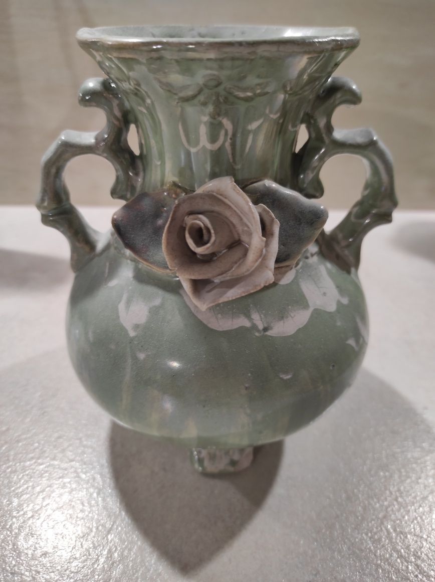 Wazon zielony z różą, stara ceramika PRL wintage