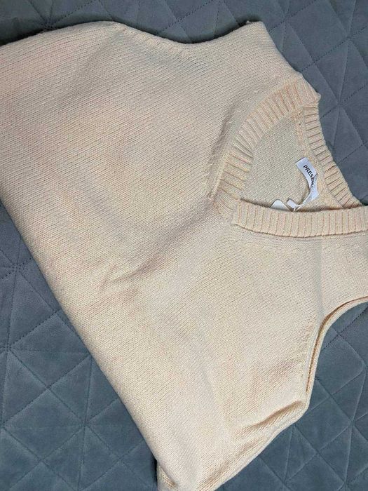 В'язаний жилет світлий беж.