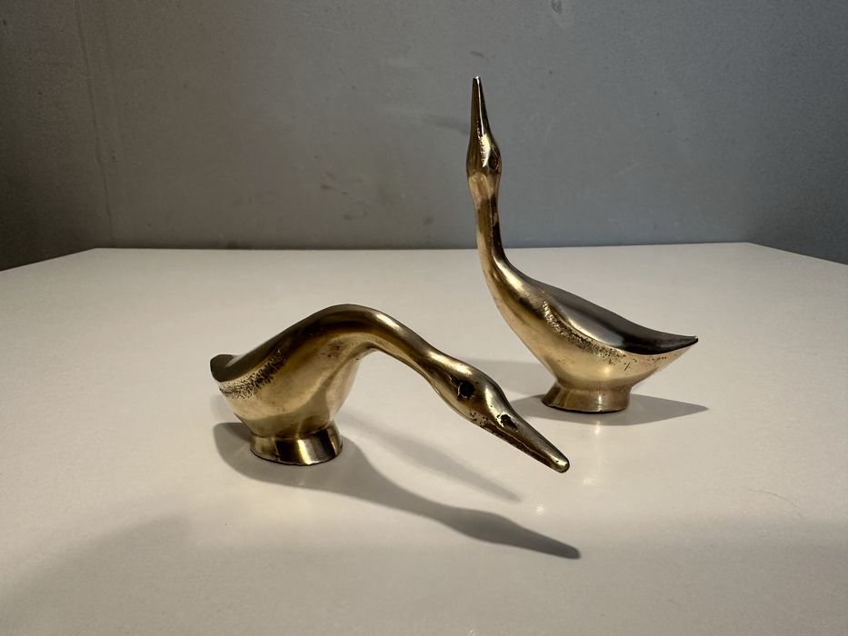 Escultura de dois gansos em latão.