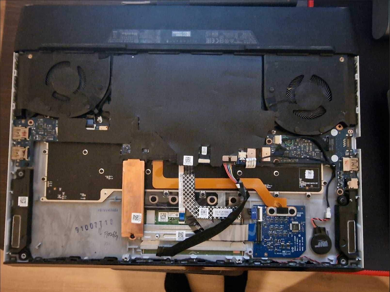 Dell Alienware M15 R2 15,6 " i7 9750H 16 GB/512 GB biały W10 RTX 2080