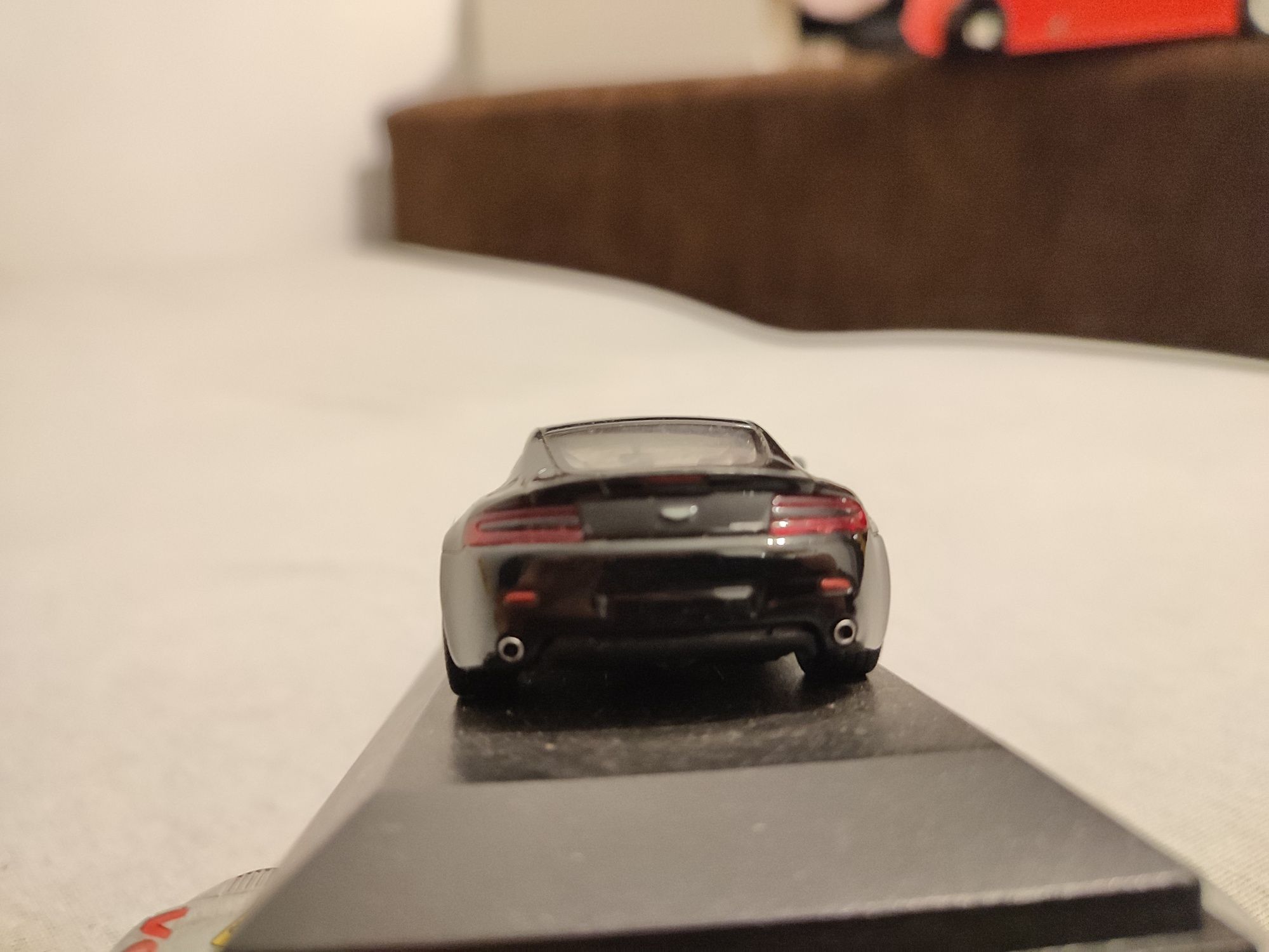 Minichamps Aston Martin V8 vantage