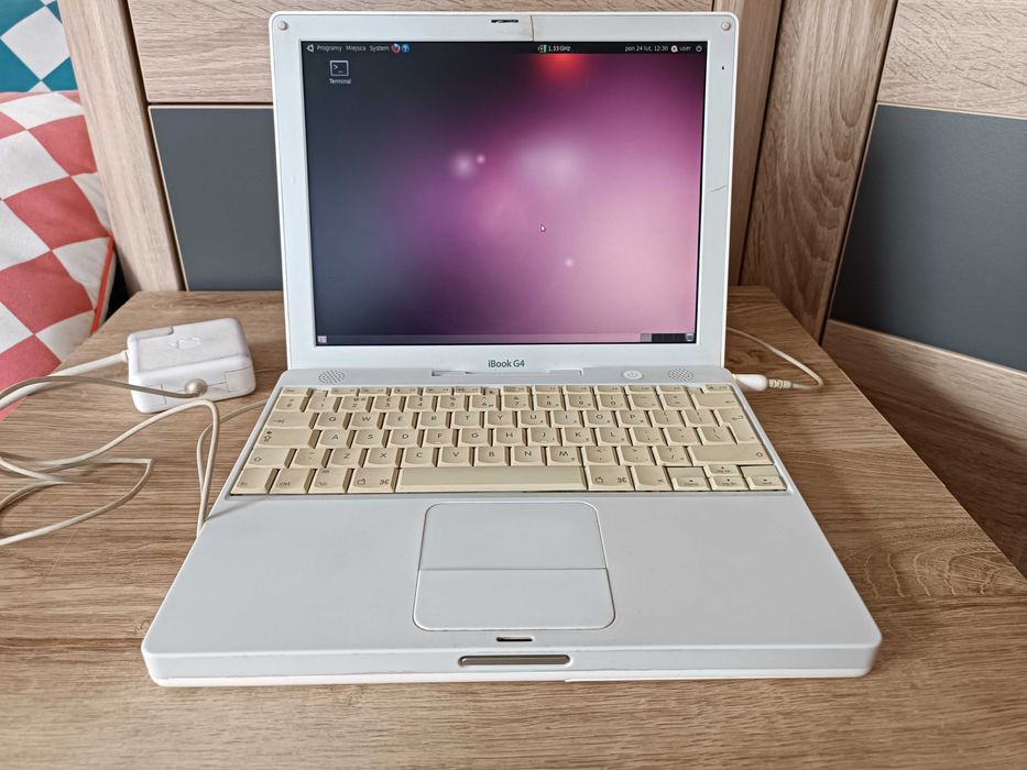 iBook G4 1.33GHz 1GB RAM 60GB HDD MacOS 10.4.11 Ubuntu 10.10