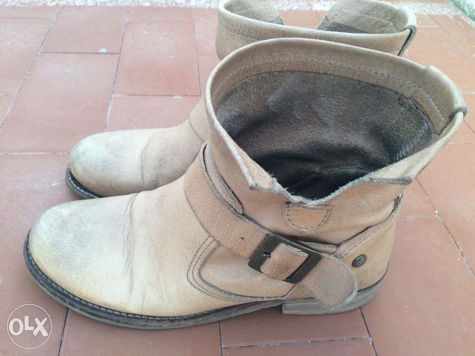 Botins em pele, cor bege com fivela de lado