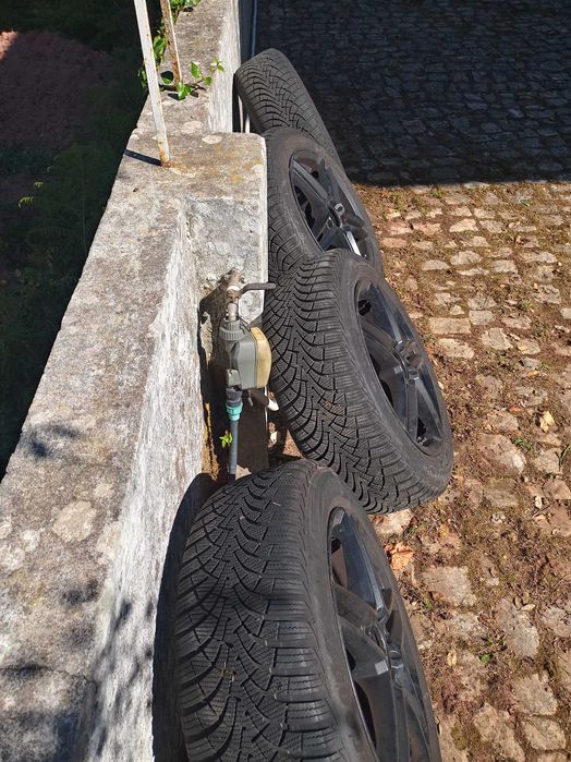 Pneus de muita qualidade vendem-se