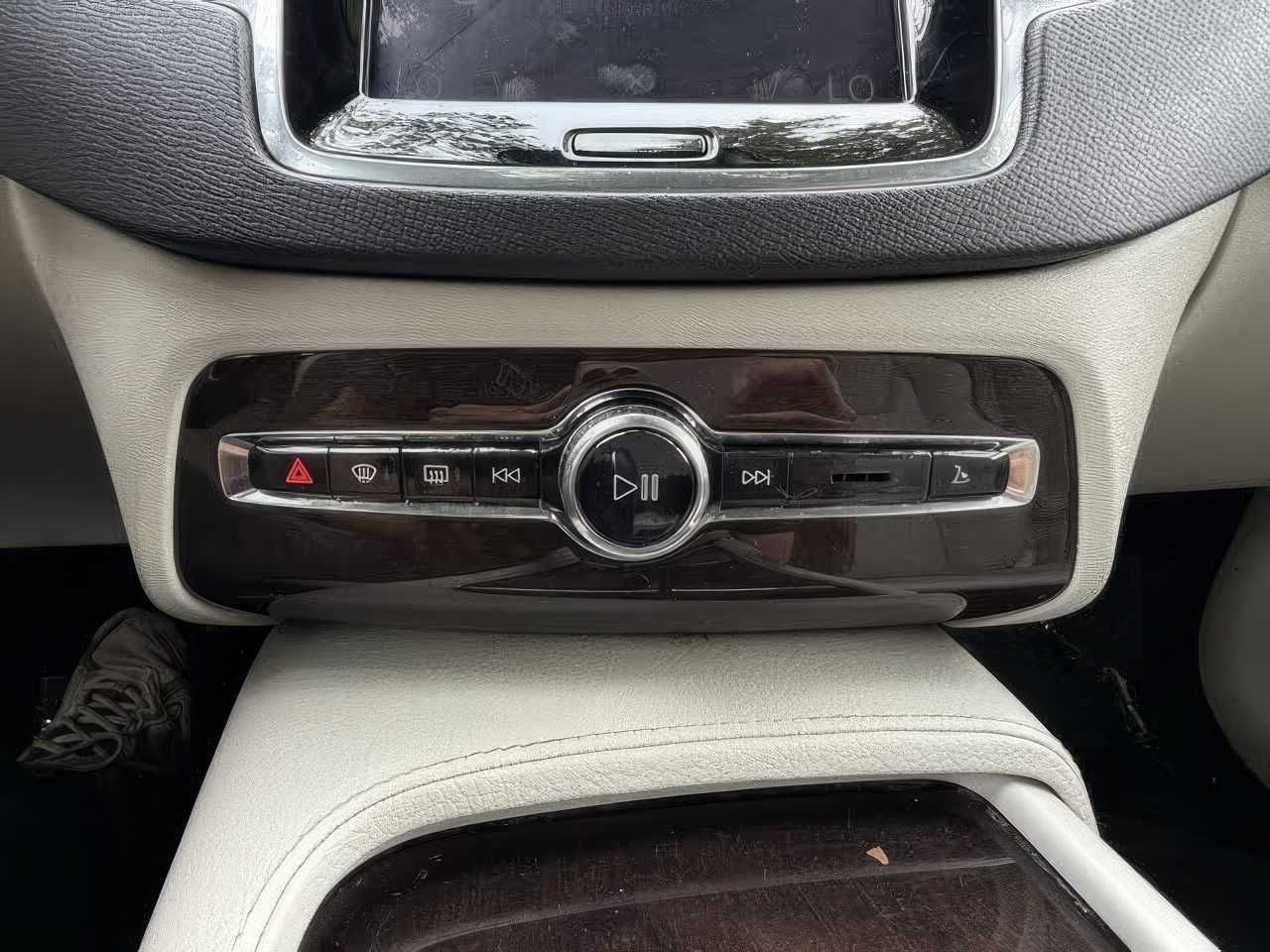 2019 Volvo XC90 T6 Momentum