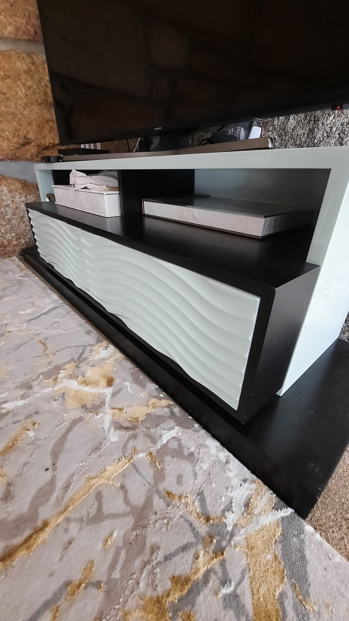 Móvel TV branco e preto