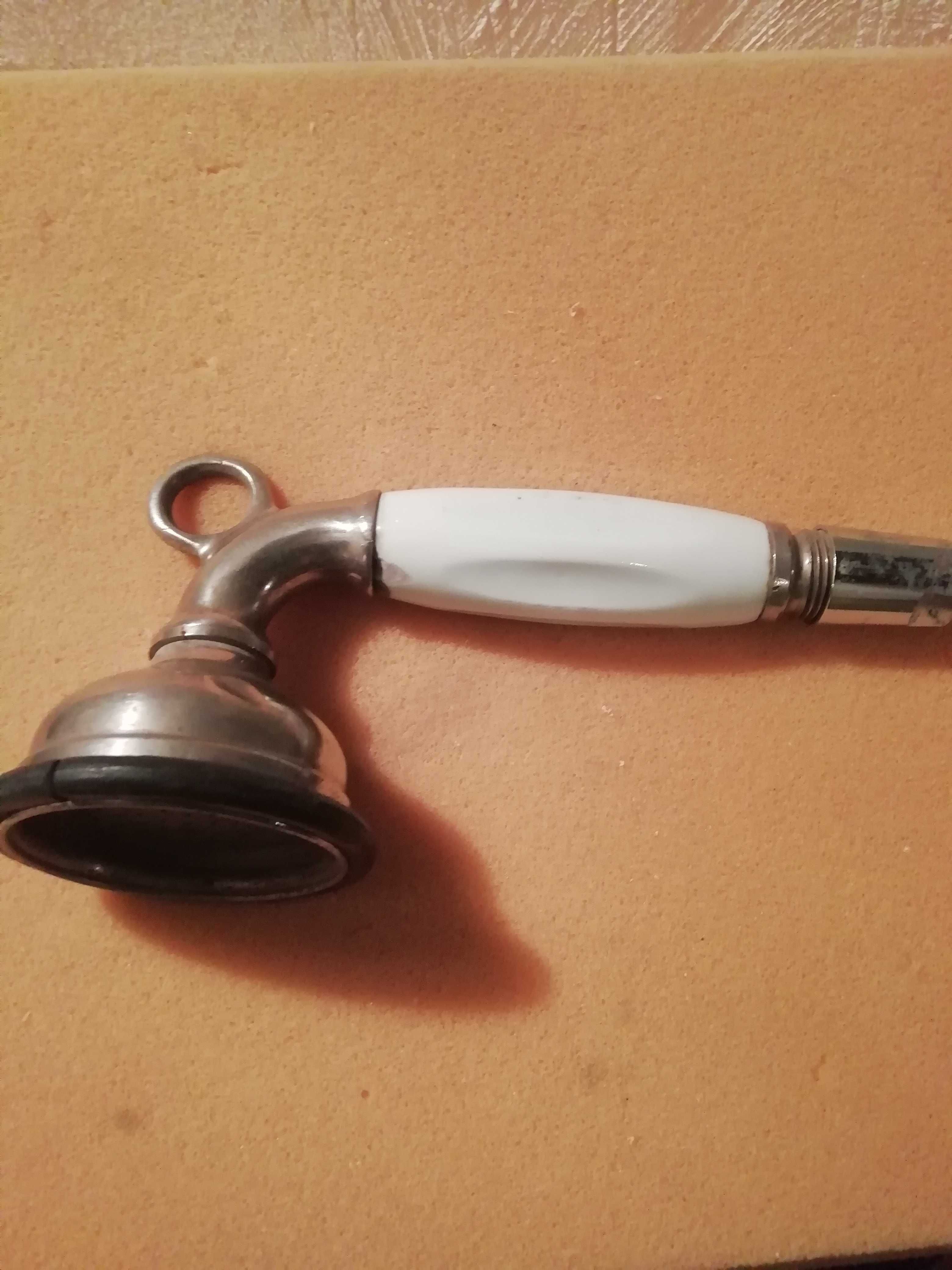 przedwojenna słuchawka do prysznica z porcelanową  rękojeścią i wężem
