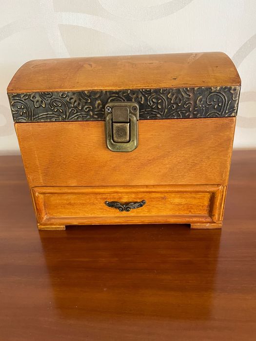 Baú de madeira / jóias com gaveta