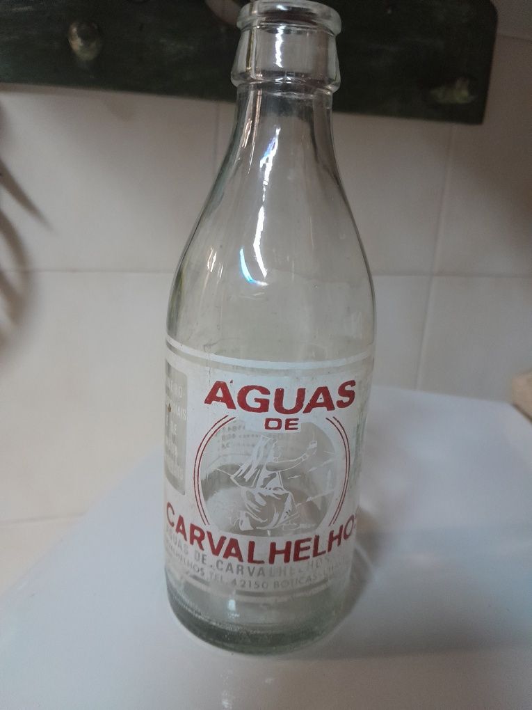 Duas Garrafas:  /Agua de Carvalhelhos pirogravada e garrafa antiga