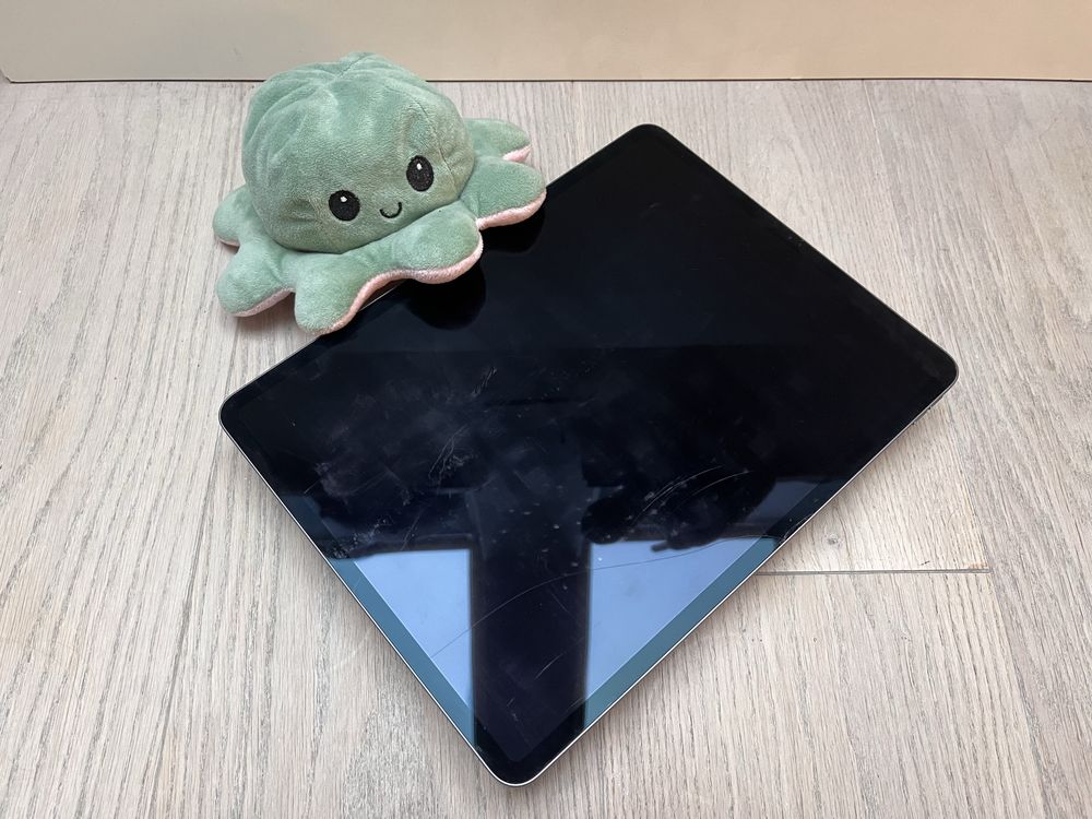 iPad Pro 4 generacji 12,9 cali z podświetlaną klawiaturą zestaw