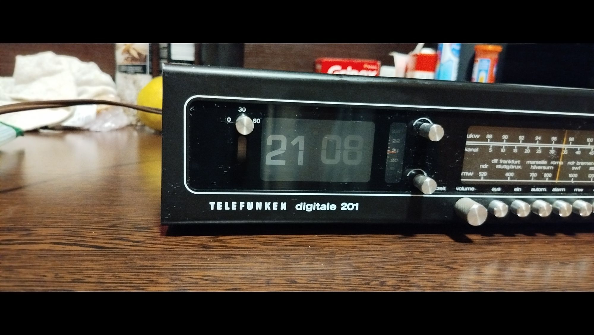 Radio-budzik firmy Telefunken