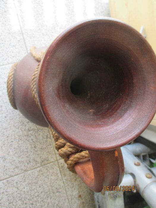 Jarro de barro para decoração