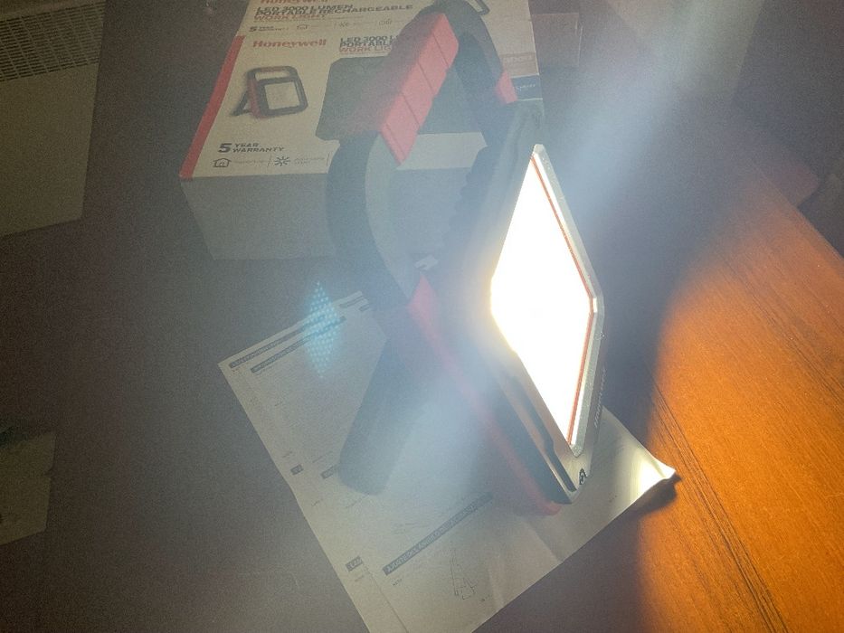 Прожектор акамуляторный led 3000 lumen