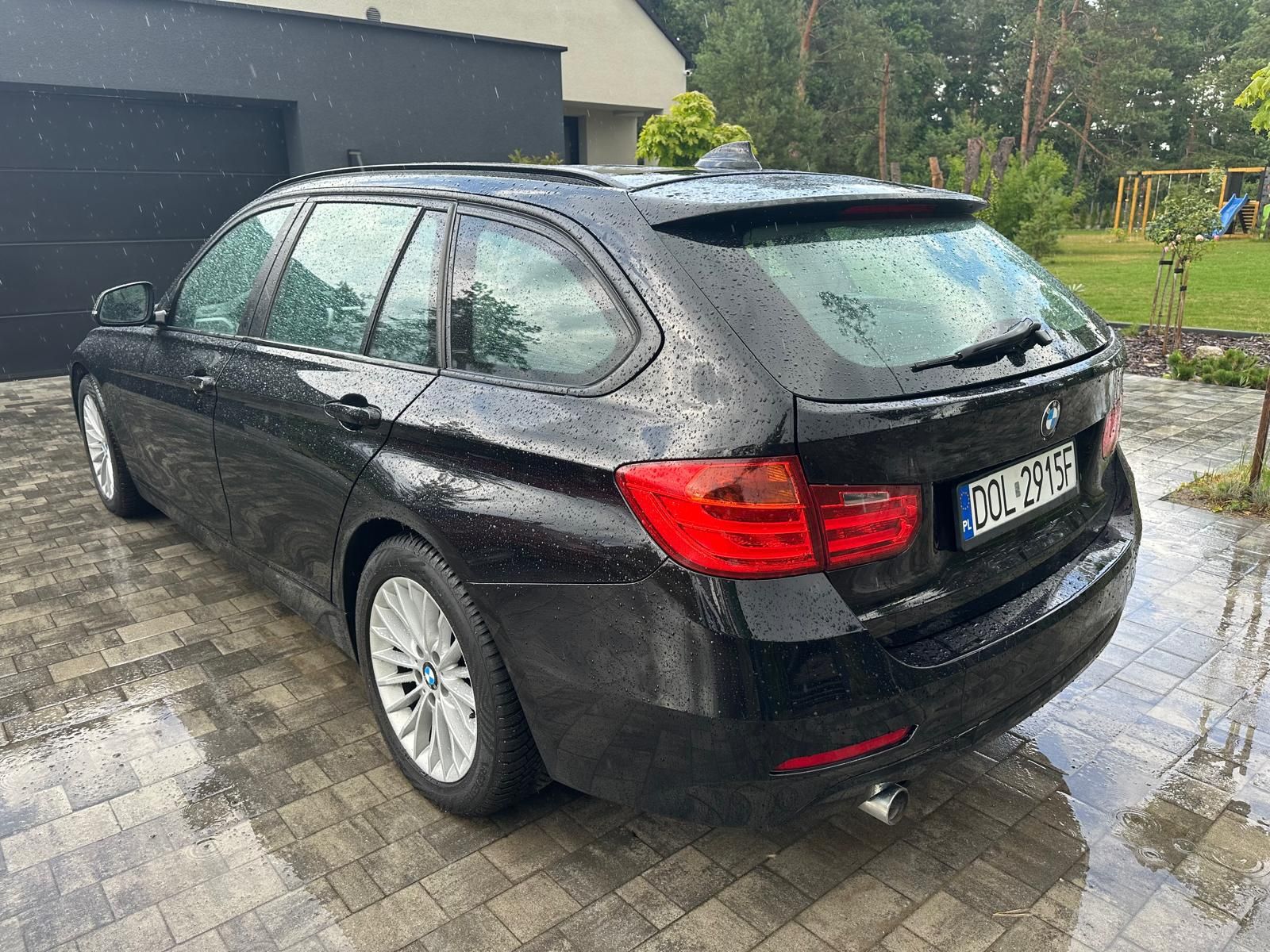 Czarne BMW 318 kombi 2.0 diesel 143 KM