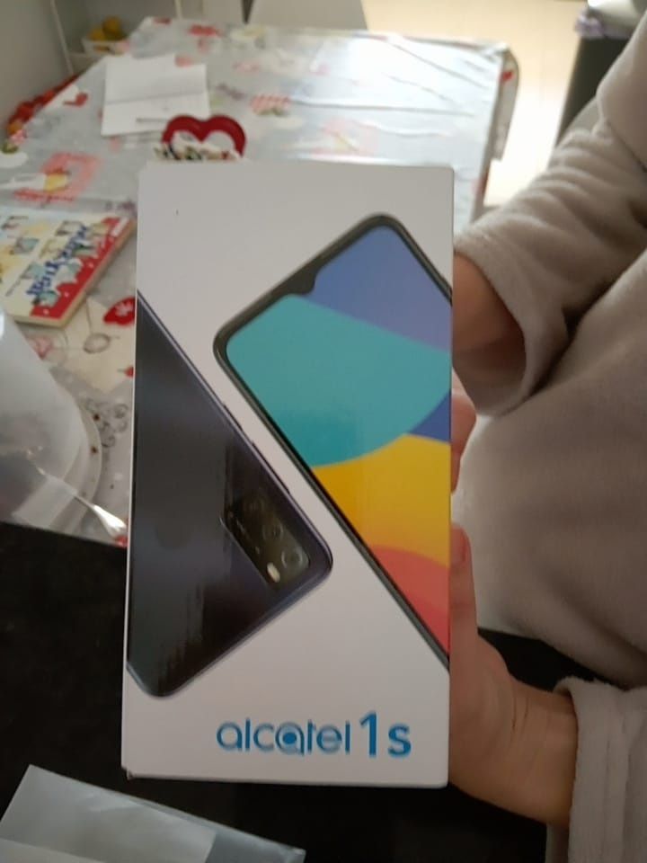 Alcatel S1 2021 com 3 capinhas