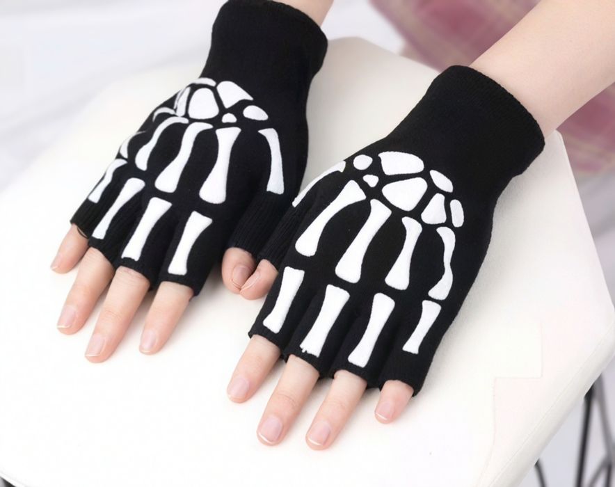 Перчатки без пальцев с принтом