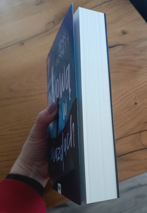 Z głową w gwiazdach, Jenn Bennett