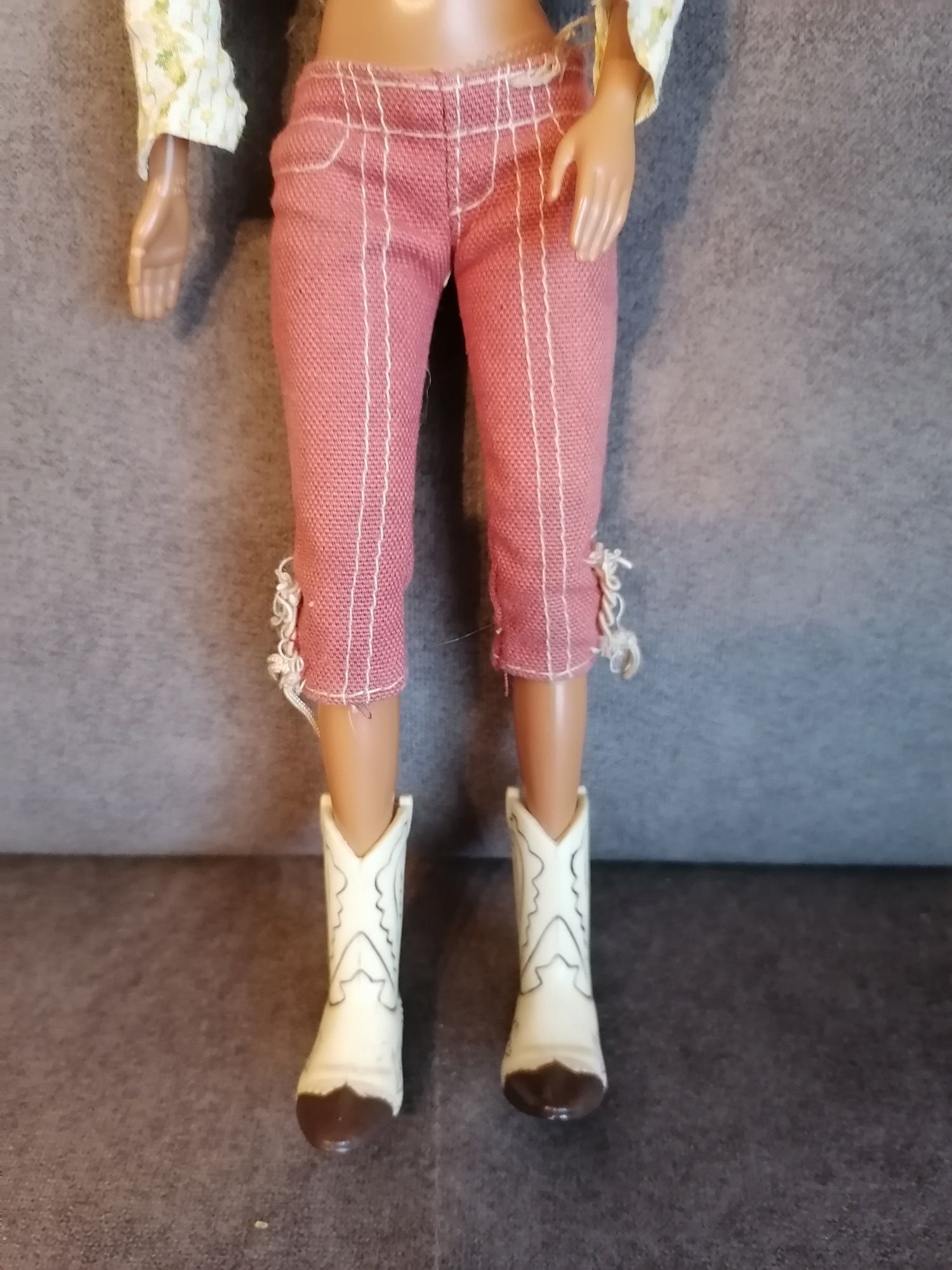 Lalka Barbie Cali California Girl firmy Mattel na plecach 1999