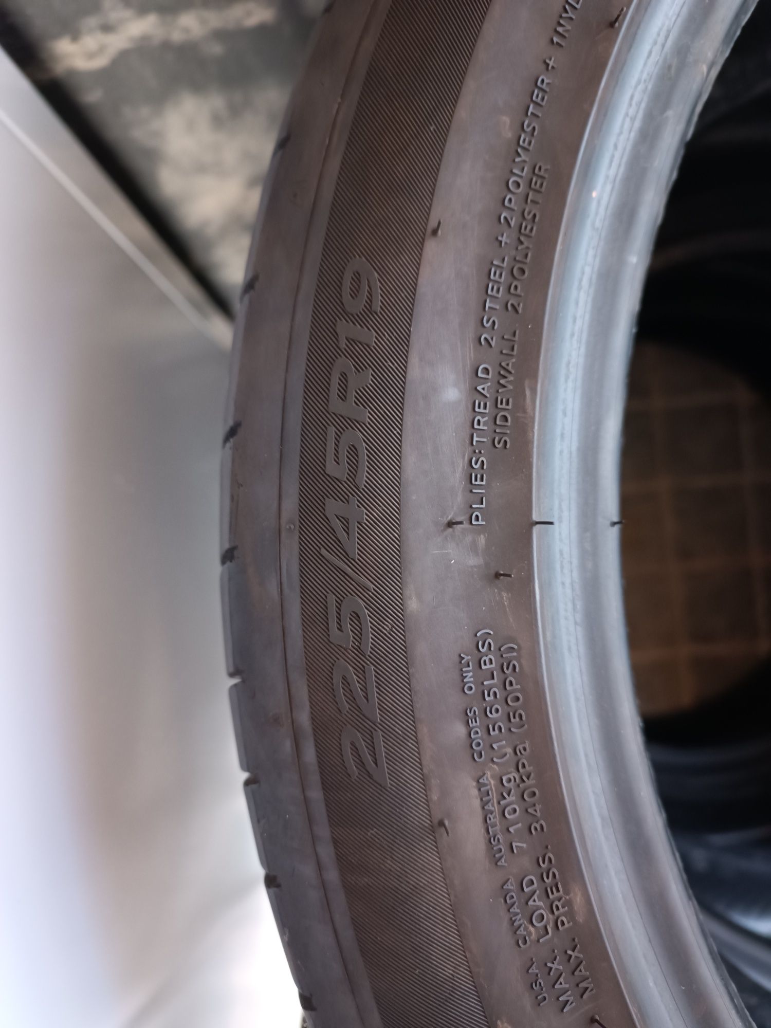 Pneus 225/45 R19