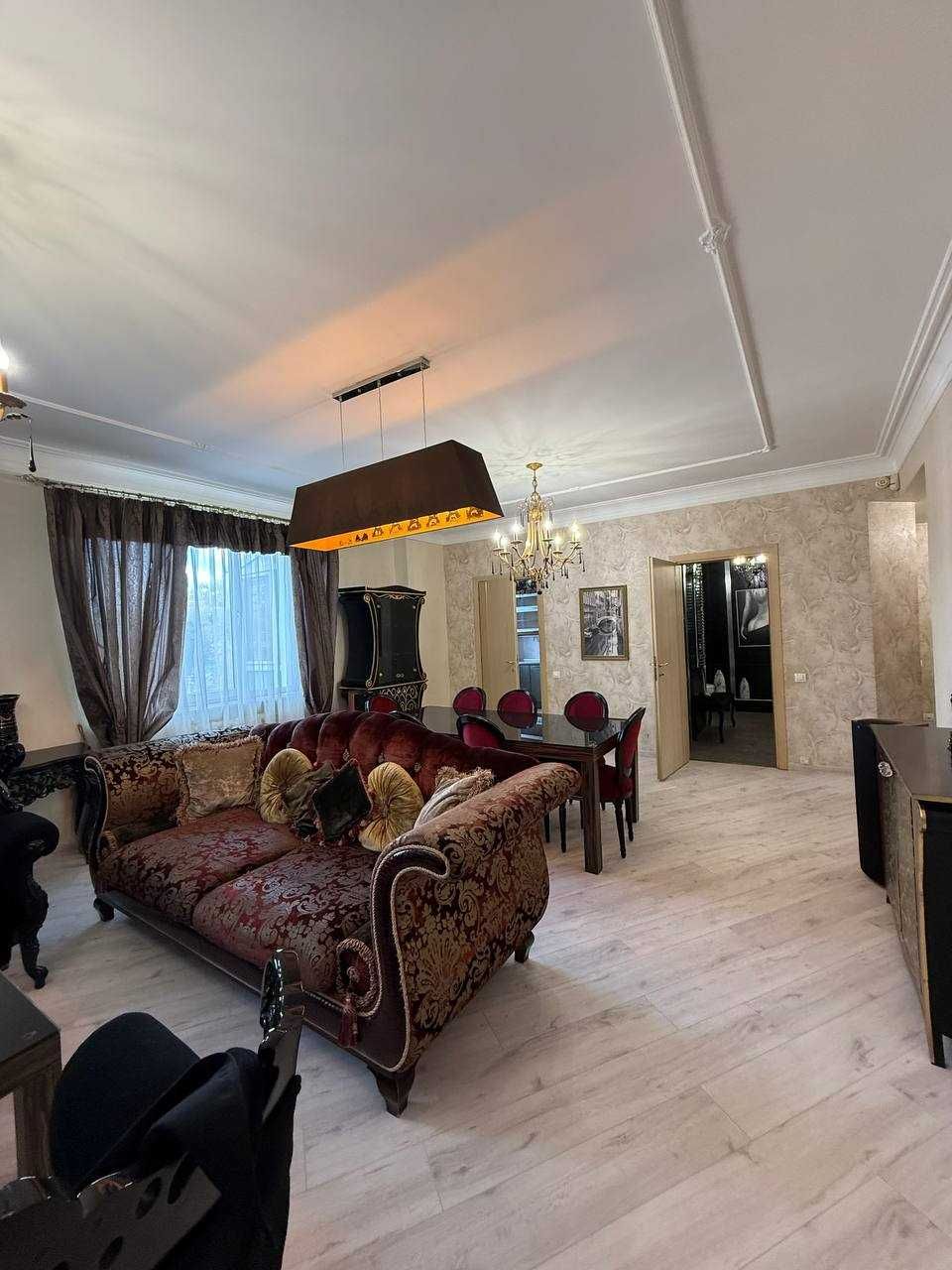 Шикарна 4к квартира. Простора зала, балкон-тераса