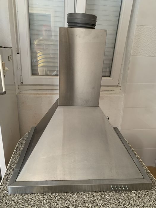 Chaminé de exaustão com Exaustor a funcionar perfeitamente com tubo