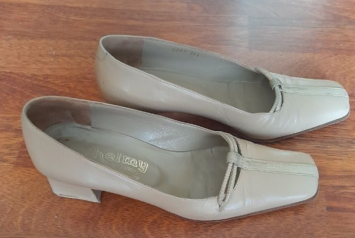 Sapatos beges em pele, tamanho 37