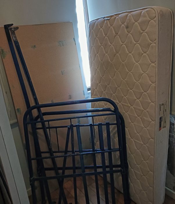 Cama individual de ferro antiga