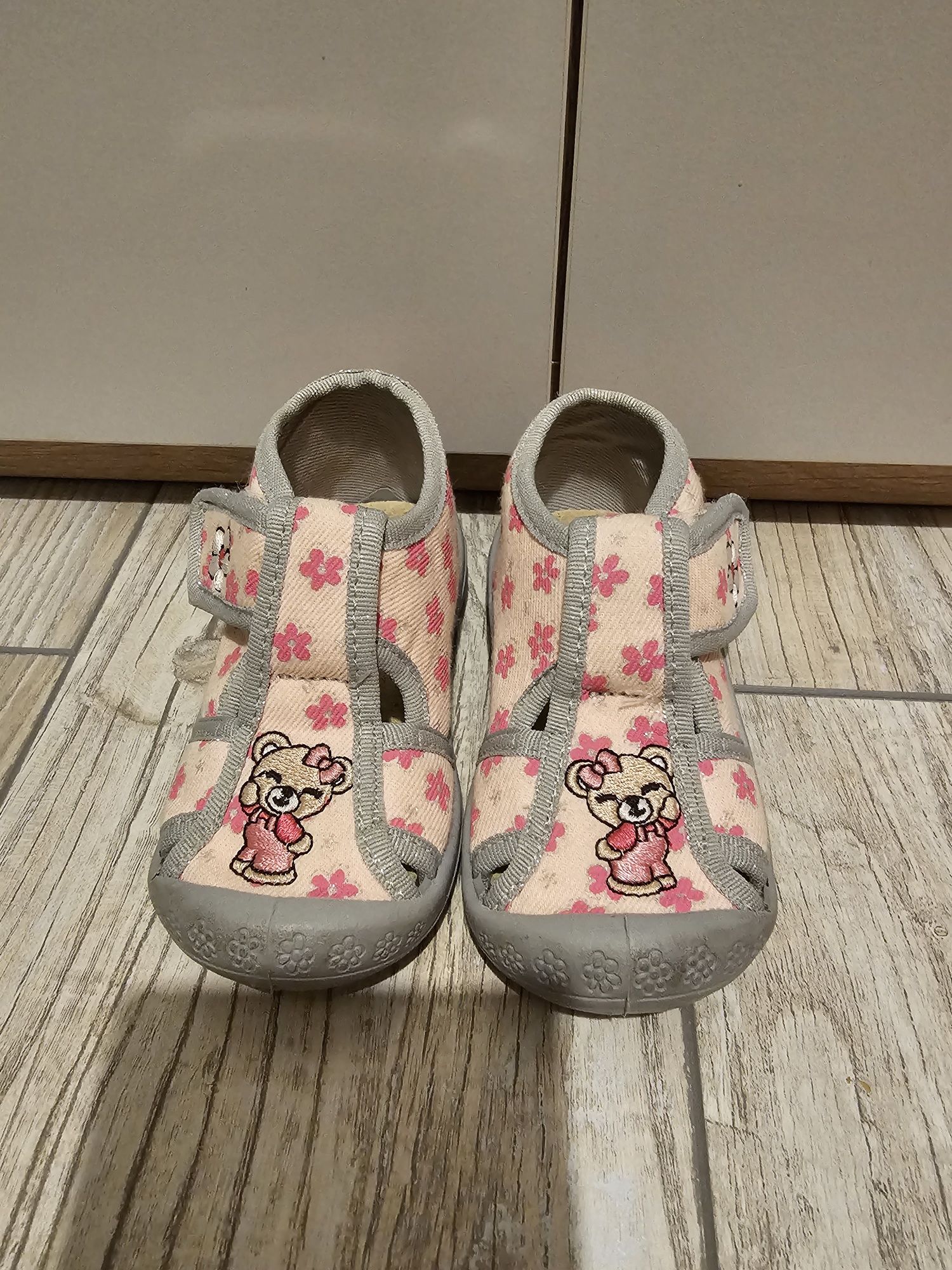 Buty kapcie dla dziewczynki dziewczęce rozm. 22, stan bdb!
