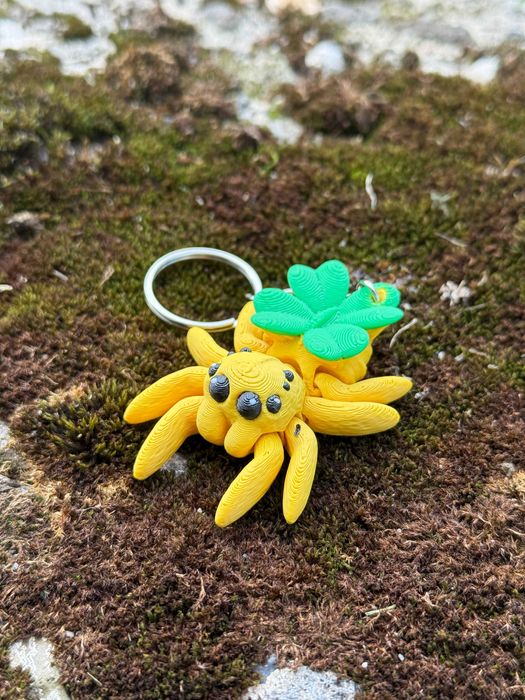 Skakun z koniczynką 3D przegubowy pajączek  – mini figurka i brelok!